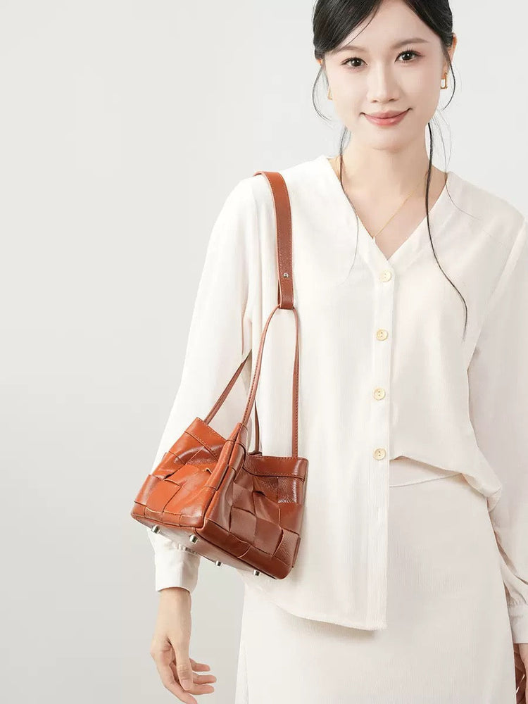 brown fanlosn oil wax leather woven bag,women,model display