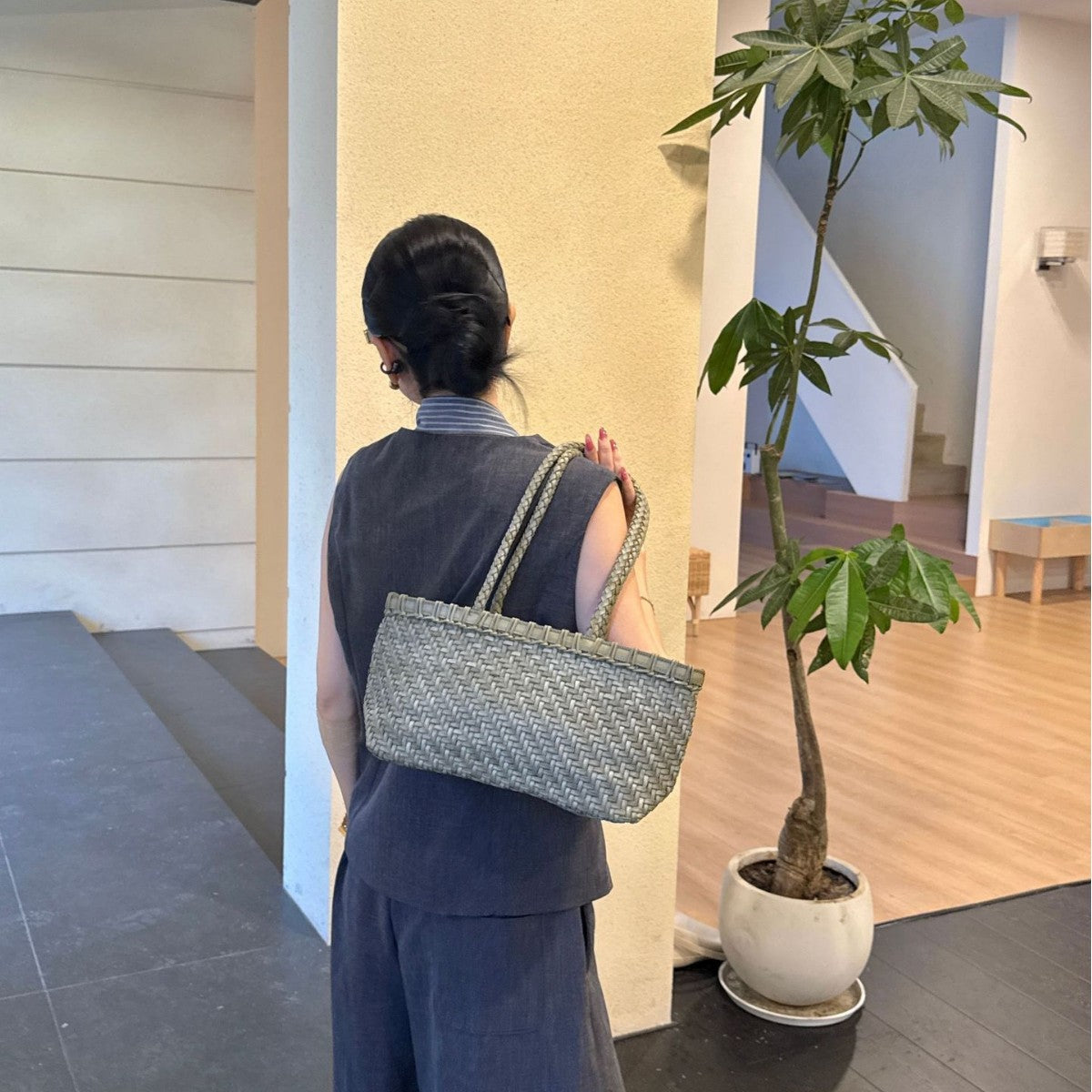 fanlosn charcoal gray woven leather basket bag,women,model display