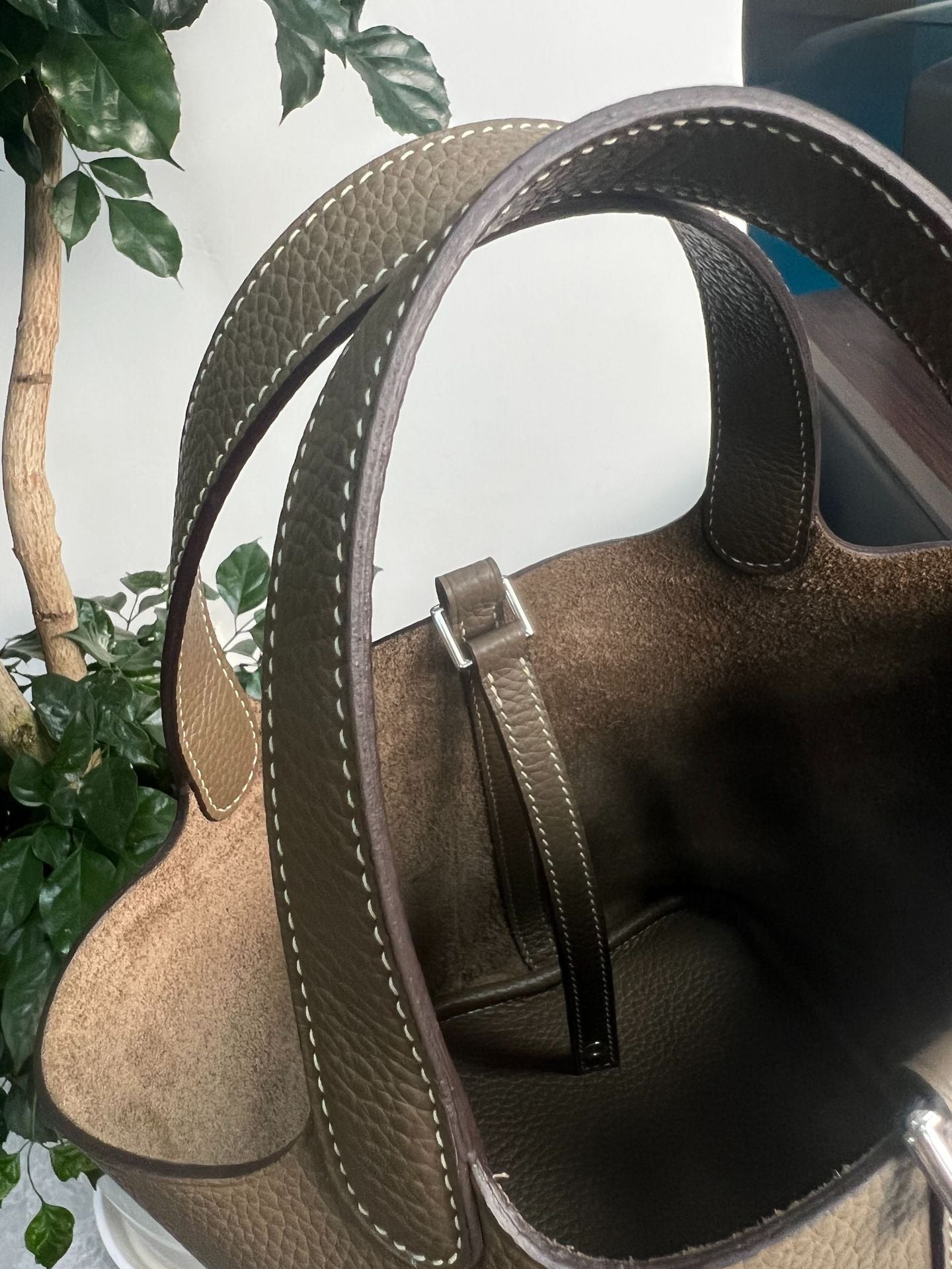 elephant gray silver buckle fanlosn leather bucket bag,women,detail