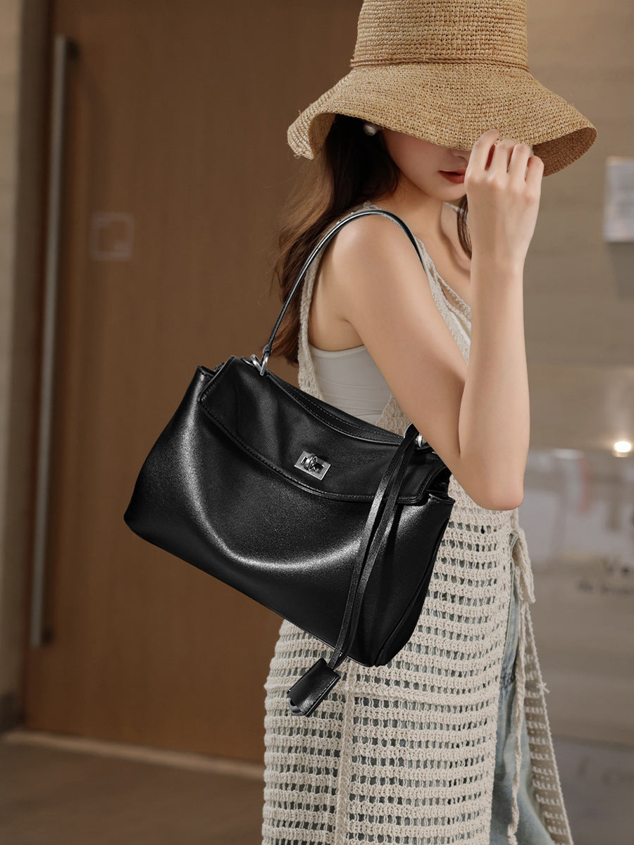 black leather handbags,women,model dispaly