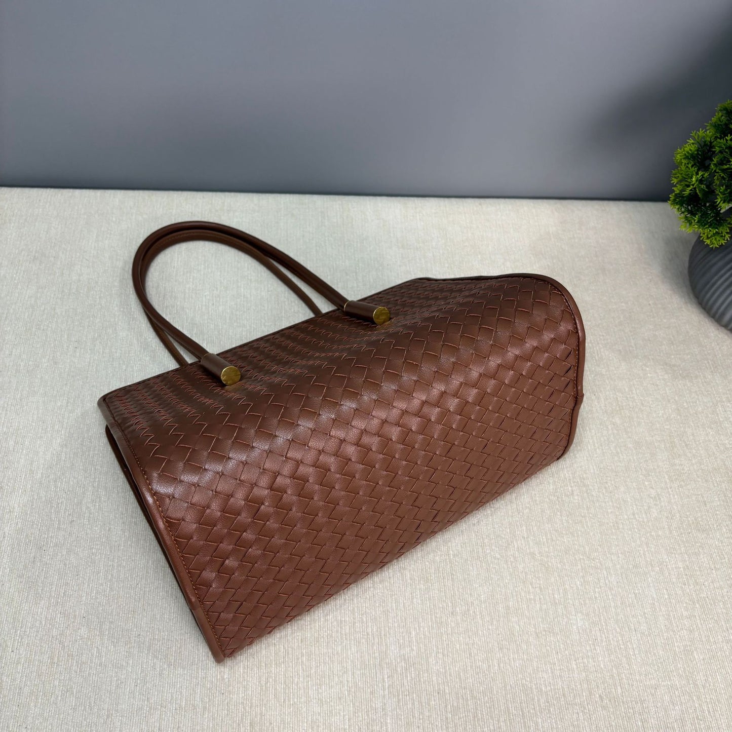 caramel fanlosn woven leather tote bag,women,bottom
