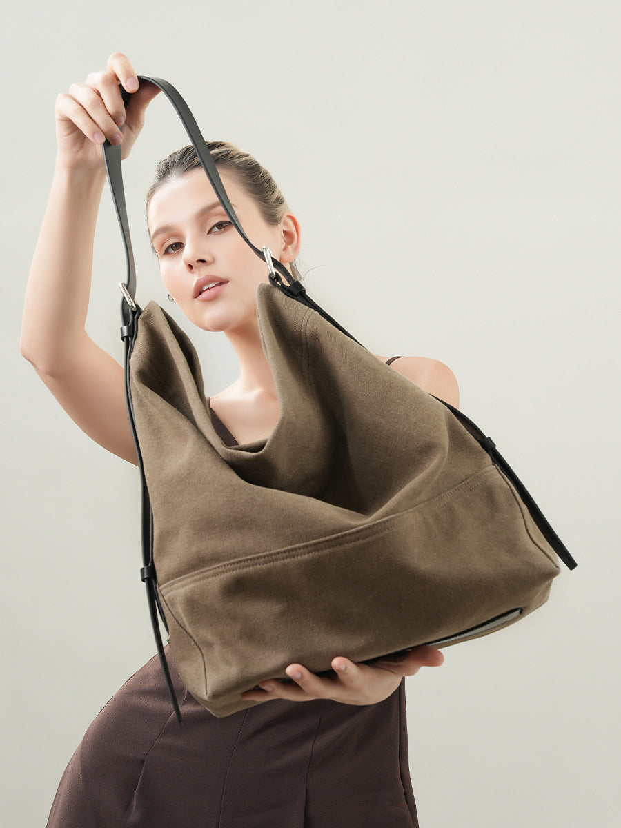 sand tea color canvas underarm tote bag,women,model display